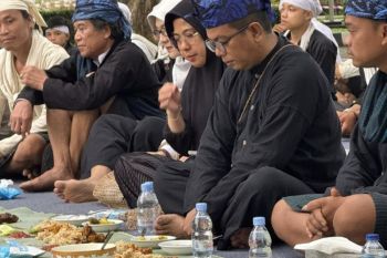 Gubernur Andra Soni "mumuluk" bareng warga Badui pada Seba 2025