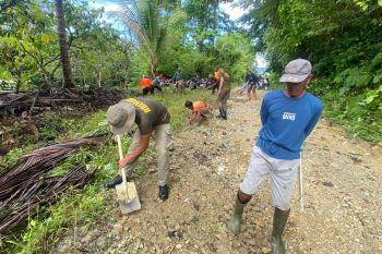 Satgas Madago-Raya bantu warga perbaiki jalan penghubung desa