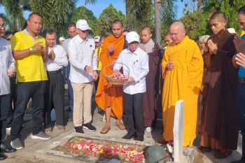 Umat Buddha Lampung lakukan bersih-bersih di TMP