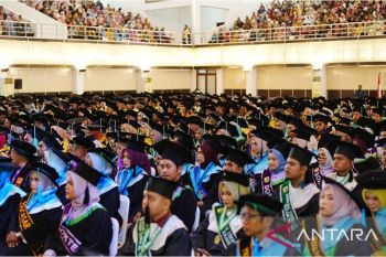 Unand pertama kali serahkan ijazah dua bahasa saat wisuda 2025