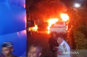 Dikejutkan ledakan, minibus terbakar di sekitar Expo Kapuas Bersinar