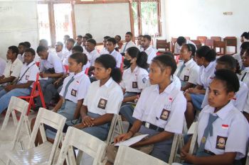 Polisi Jayapura ajak pelajar SMA YPPGI Sentani jauhi kenakalan remaja