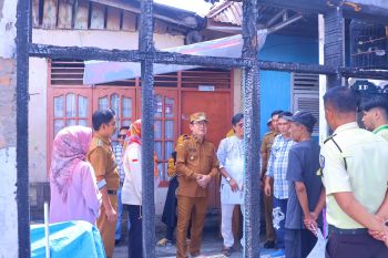 Wako Payakumbuh Zulmaeta serahkan bantuan untuk korban kebakaran
