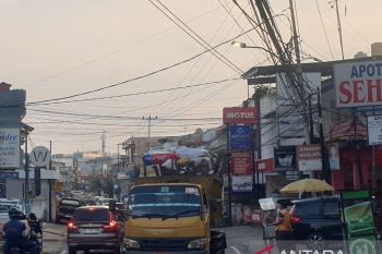 Rusak keindahan Kota Palembang, jaringan kabel internet semrawut ditertibkan