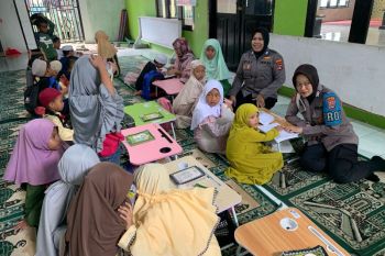 Sentuhan Humanis Polwan Polres Tarakan: Terangi Langkah Anak-anak Selumit Pantai Belajar Mengaji