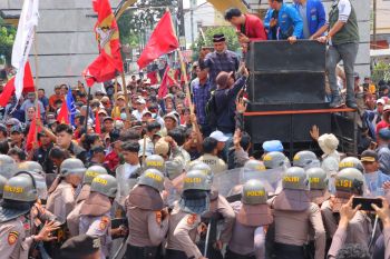 Sepuluh polisi terluka saat amankan aksi petani singkong di Kantor Gubernur Lampung