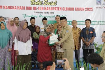 Pemkab Sleman menyalurkan bansos di 17 kecamatan dalam rangka HUT ke-109