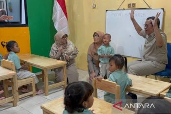 Pramono resmikan taman anak serta menargetkan satu per kecamatan