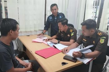 Tersangka perdagangan 31 kg sisik trenggiling diserahkan ke Kejari Tembilahan