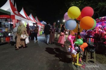 Menikmati denyut "car free night" di depan Taman Giri Menang Lombok Barat
