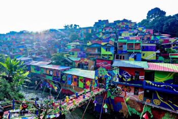Kota Bandung percantik ratusan rumah warga dengan mural di kawasan Lembur Katumbiri