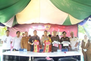 Polres Bengkalis musnahkan 2.250 karung bawang ilegal dan ratusan ban bekas dari Malaysia