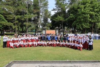 Pimpin Upacara Hardiknas, Bupati Lampung Barat beri sanksi lima kepala sekolah indisipliner