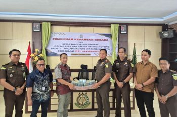 Kejari Pinrang terima hasil lelang barang rampasan sebesar Rp1,22 miliar