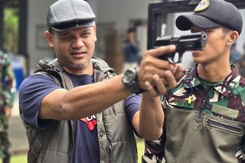 Lantamal VI Makassar ajari jurnalis menembak di Fun Shooting