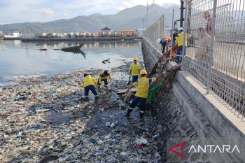 Pelindo peringati Hari Bumi dengan bersih-bersih kolam di Pelabuhan Bima