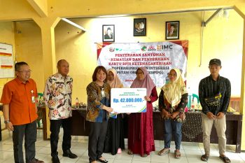 Bupati Banyumas serahkan santunan dan kartu BPJS Ketenagakerjaan untuk penderes