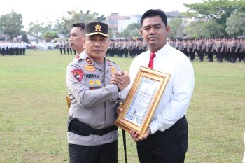 Kapolda Riau pimpin upacara kenaikan pangkat dan penghargaan personel berprestasi