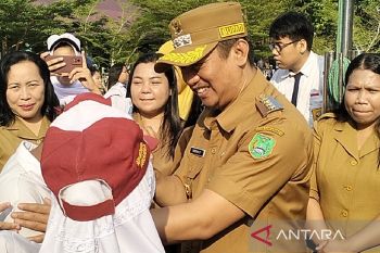 Bupati Sukamara gratiskan seragam untuk siswa baru