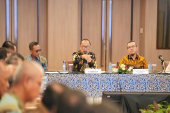 Gubernur Sulbar sarankan warga tolak tambang pasir tempuh jalur hukum