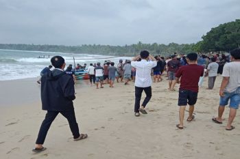 Tim SAR gabungan evakuasi korban terseret arus di Pesisir Barat