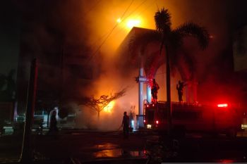 "Si jago merah" lalap Gedung FKM Unand, Damkar Padang kerahkan sembilan armada (Video)