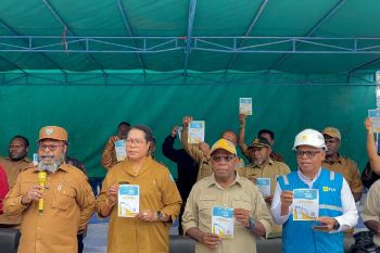 Bupati Tolikara ajak warga gunakan "PLN Mobile"