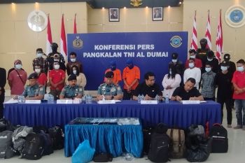 Lanal Dumai amankan dua pelaku penyelundupan 19 warga hendak ke Malaysia non prosedur