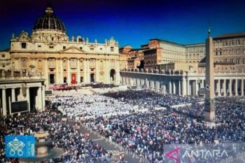 Hari pertama konklaf, asap hitam tandai belum ada Paus terpilih
