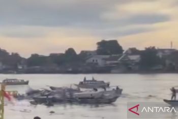 Sebuah kapal jukung meledak di Sungai Musi Palembang
