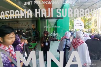 PPIH Surabaya: Keberangkatan enam calon haji ke Tanah Suci tertunda