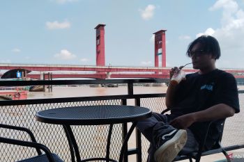 Kafe pinggir Sungai Musi, tempat nongkrong asik berlatar Jembatan Ampera