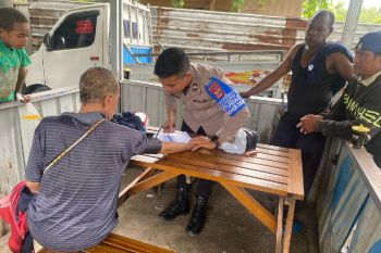 Satgas Keladi Sagu Polres Jayapura melakukan pemeriksaan kesehatan warga