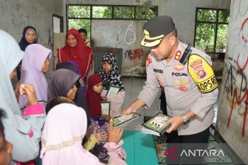 Kapolres Baubau salurkan buku Iqro bagi anak jalanan