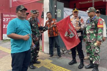 Polisi tertibkan ratusan bendera ormas di Jakarta Pusat