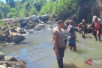 Personel gabungan TNI-Polri perbaiki saluran bendungan yang rusak akibat banjir