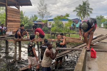 Prajurit Satgas Yonif 141/AYJP bangun rumah warga Distrik Fayit