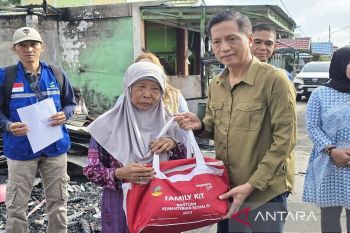 Pj Bupati Barut serahkan bantuan untuk korban kebakaran Desa Lemo II