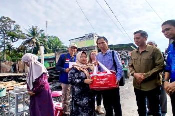 Legislator Barut dampingi Pj Bupati serahkan bantuan kebakaran di Desa Lemo II