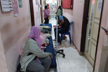Usai senam pagi dan terima bingkisan makanan, puluhan lansia keracunan