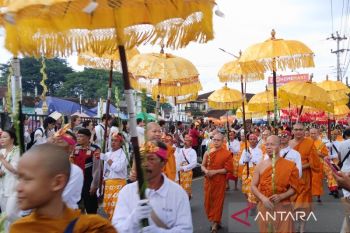 Jelang perayaan Waisak, ribuan umat Buddha kirab dari Candi Mendut menuju Borobudur