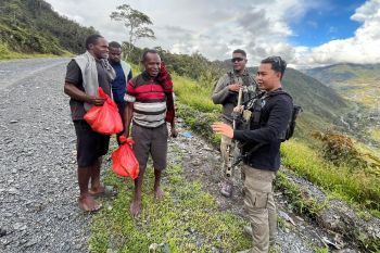 Personel Satgas Damai Cartenz berbagi kasih warga Kampung Wuyuneri