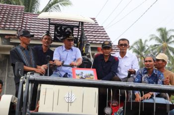 Bupati Lampung Barat beri alat pertanian untuk kelompok tani di Suoh