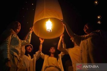 Ribuan lampion hiasi langit Candi Borobudur saat perayaan Waisak