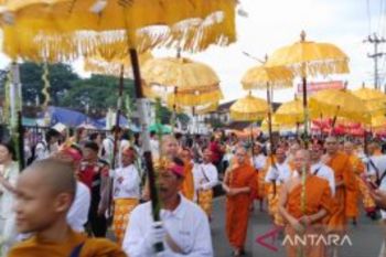 Ribuan Umat Buddha Kirab Dari Candi Mendut Menuju Borobudur