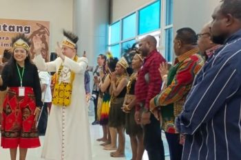 Dubes Vatikan Mgr Piero tiba di Timika disambut tarian daerah Suku Kamoro