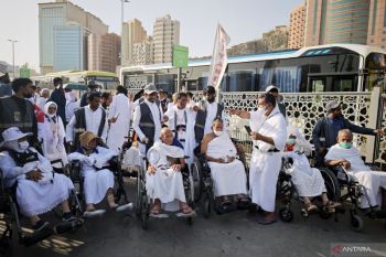 PPIH imbau jamaah calon haji gunakan payung di luar ruangan