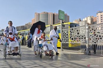 Jamaah calon haji diimbau gunakan payung saat di luar ruangan