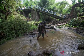 Jembatan ambrol di Pasuruan