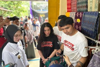 Pemkot Kediri kenalkan tenun ikat ke artis Ibu Kota